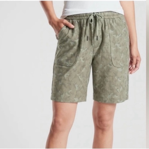 Athleta Pants - Athleta Farallon Bermuda Green Camo Shorts Size 4